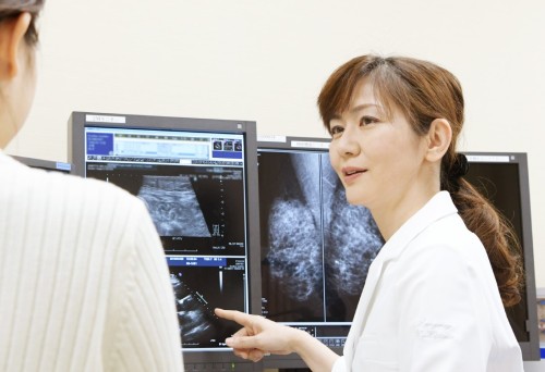 患者に説明する喜島教授