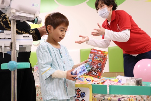 入院中の子どもがおもちゃを選ぶ様子（１）