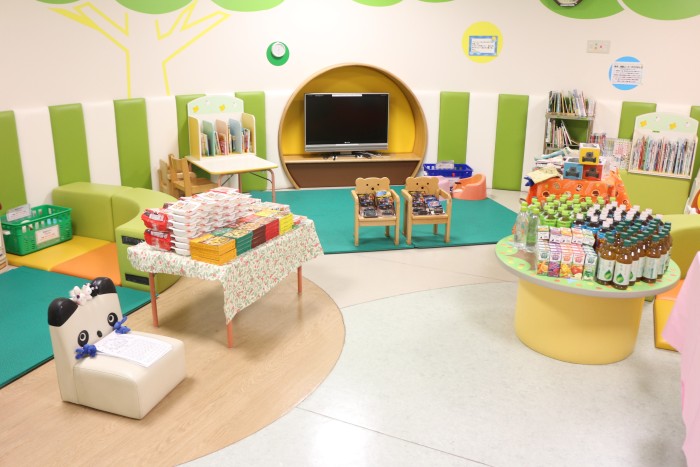 入院中の子どもがおもちゃを選ぶ様子（１）