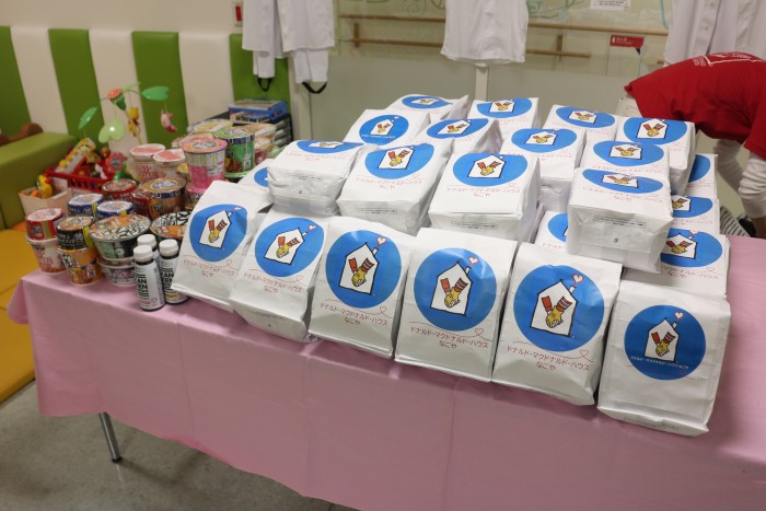 入院中の子どもがおもちゃを選ぶ様子（２）